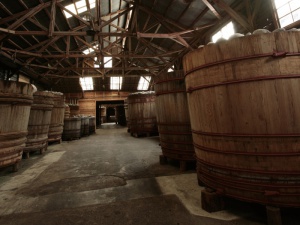 伝統的な木桶醸造を守り続ける桝塚味噌