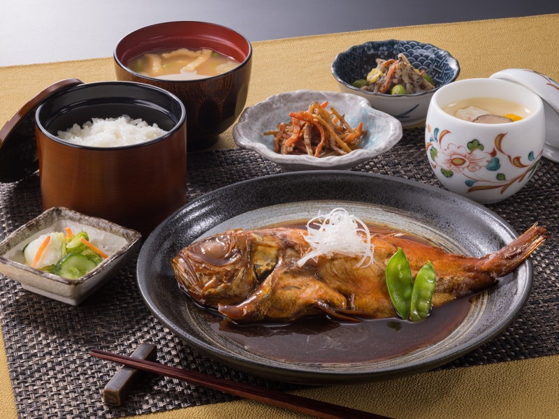 北海道生まれ和食処とんでん「金目鯛の姿煮膳」