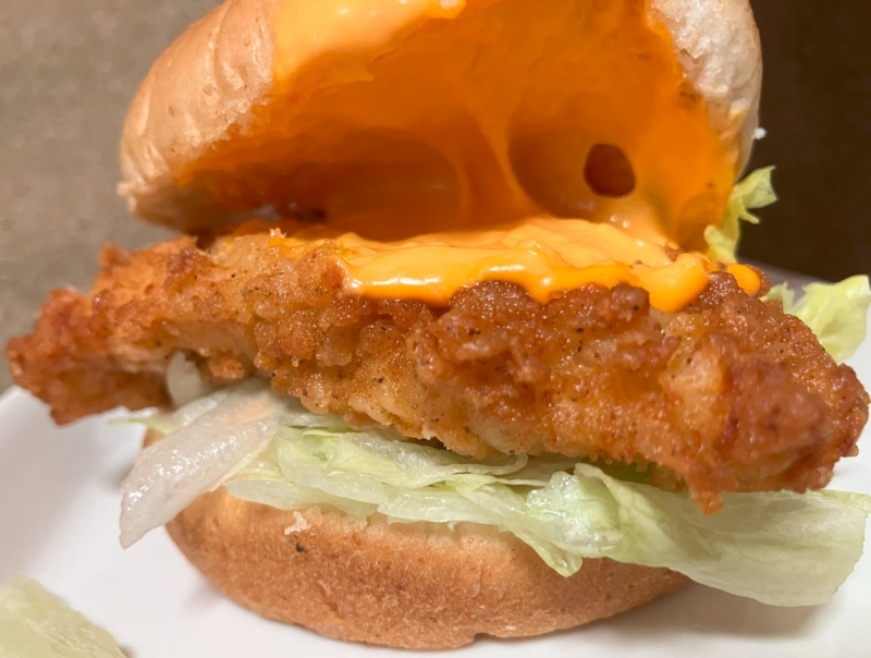 KFC「チーズにおぼれるフィレバーガー(チェダー入り)」