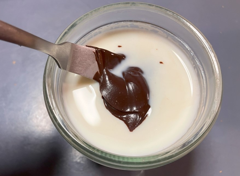 「リンツ チョコレートスプレッド」牛乳に溶かして