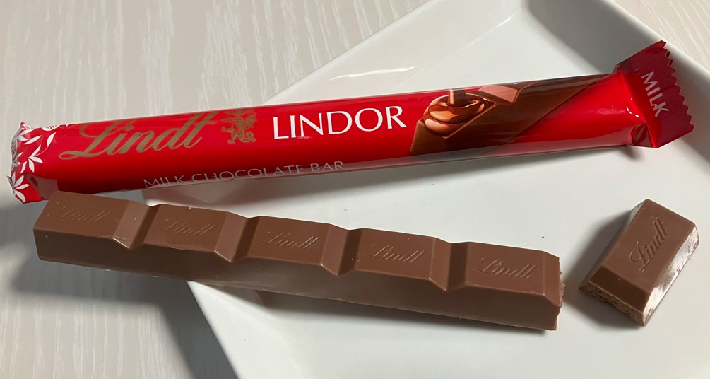 リンドールスティック ミルク」実食レビュー】リンツチョコレート一番人気「リンドール ミルク」をワンハンドで【食べ心地に違い】 - ランチバッグ