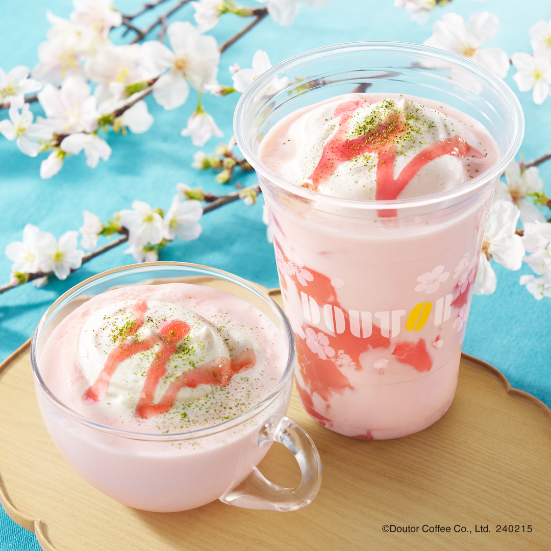 ドトールコーヒー(右から)「アイス桜オレ～桜もち仕立て～」「桜オレ(ホット)」