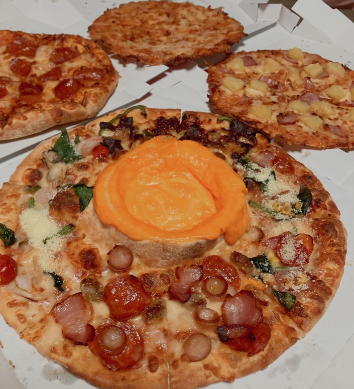 ドミノ・ピザ「チーズボルケーノ プレミアム・クワトロ」LサイズとSピザ3枚