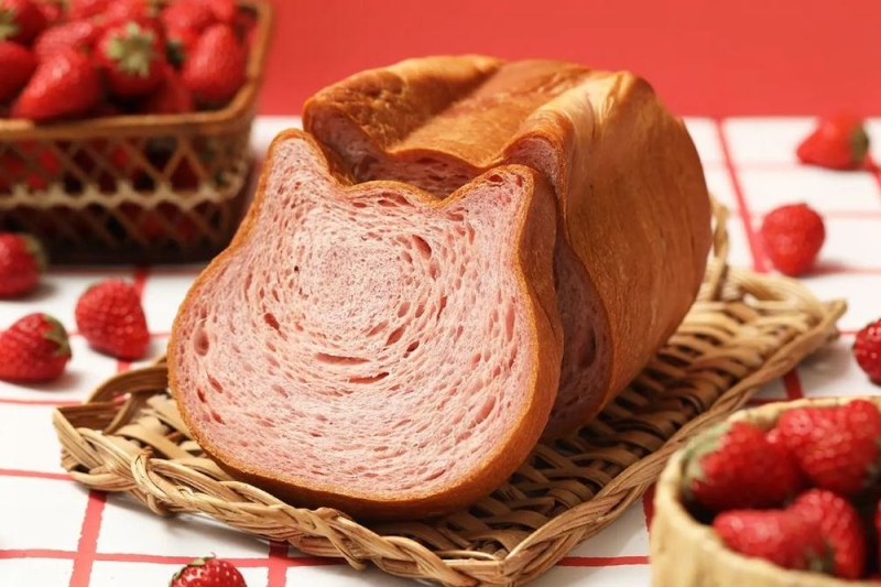 ねこねこ食パン「濃いいちご」880円