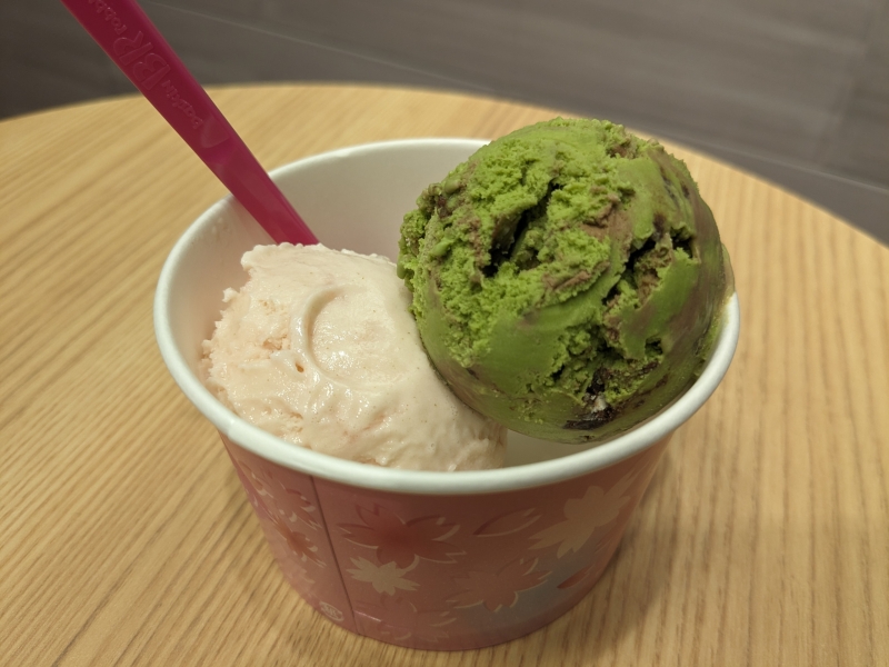 サーティワンアイスクリーム（左から）「さくら」「抹茶ブラウニー」
