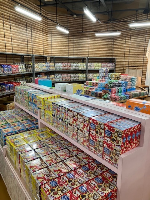 お菓子のデパートよしや岸和田カンカン店　「お菓子売り場」