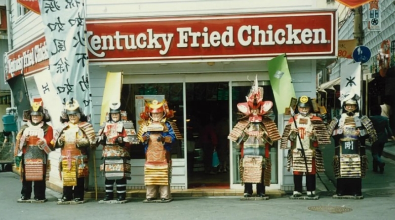 KFC 1980年代の「武者カーネル」展⽰