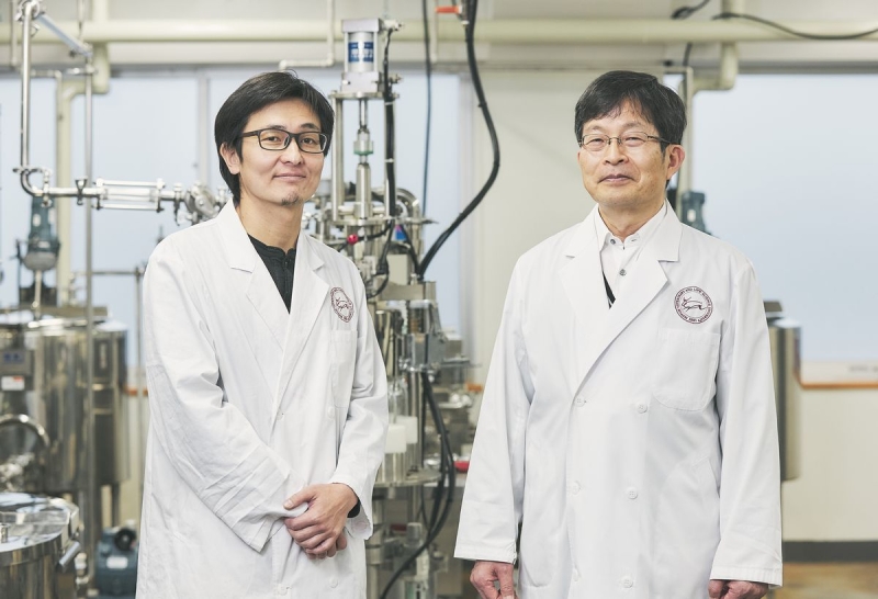 (左から)日本獣医生命科学大学 三浦孝之准教授、佐藤薫教授