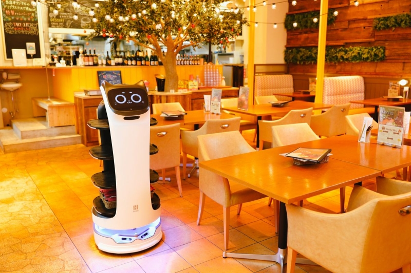 【調査レポート】配膳ロボットと働く飲食店スタッフ 9割が「満足」、業務負担軽減、時間の有効活用に/DFA Robotics