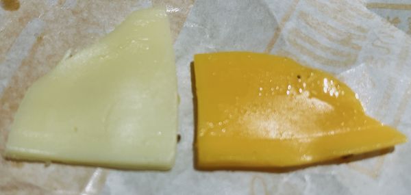 マクドナルド「チーズチーズダブルチーズバーガー」(チーチーダブチ)2種類のチーズのカケラ