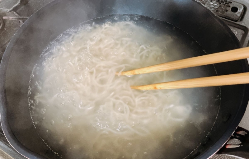 うた乃 総本店「別府温泉冷麺」麺の調理(茹で)