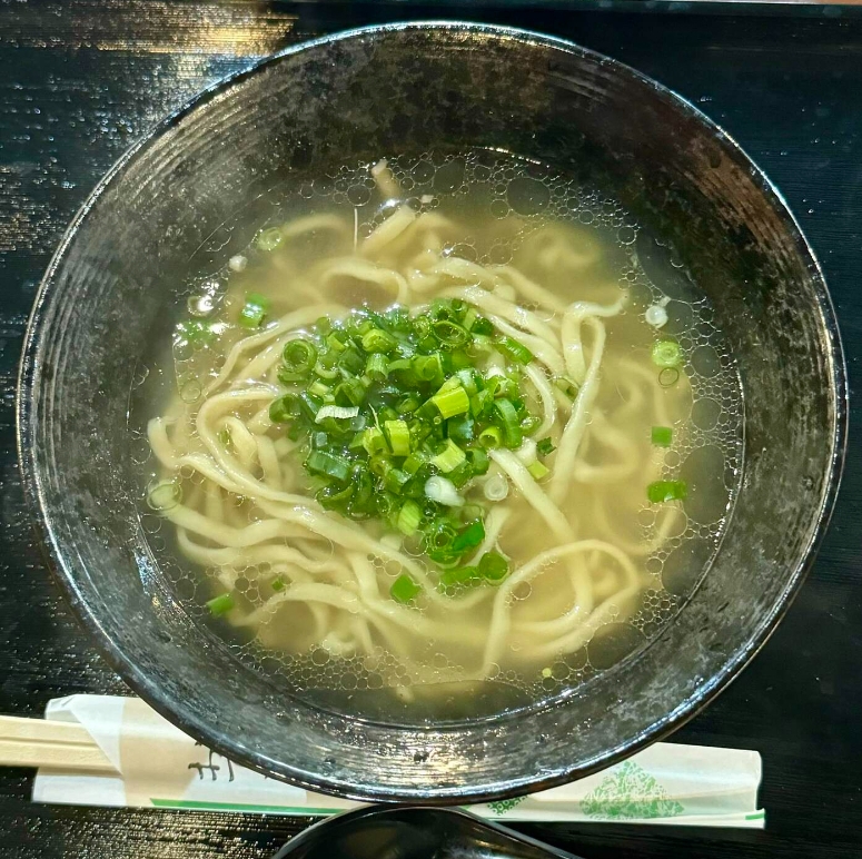 鰹がしっかり効いた塩味のスープが特徴の「美月そば」