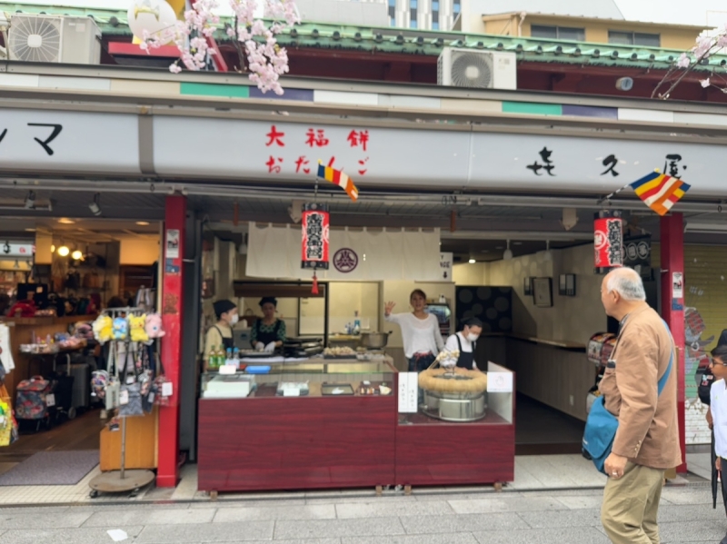 浅草仲見世にある焼き団子･大福･土産店「喜久屋」外観